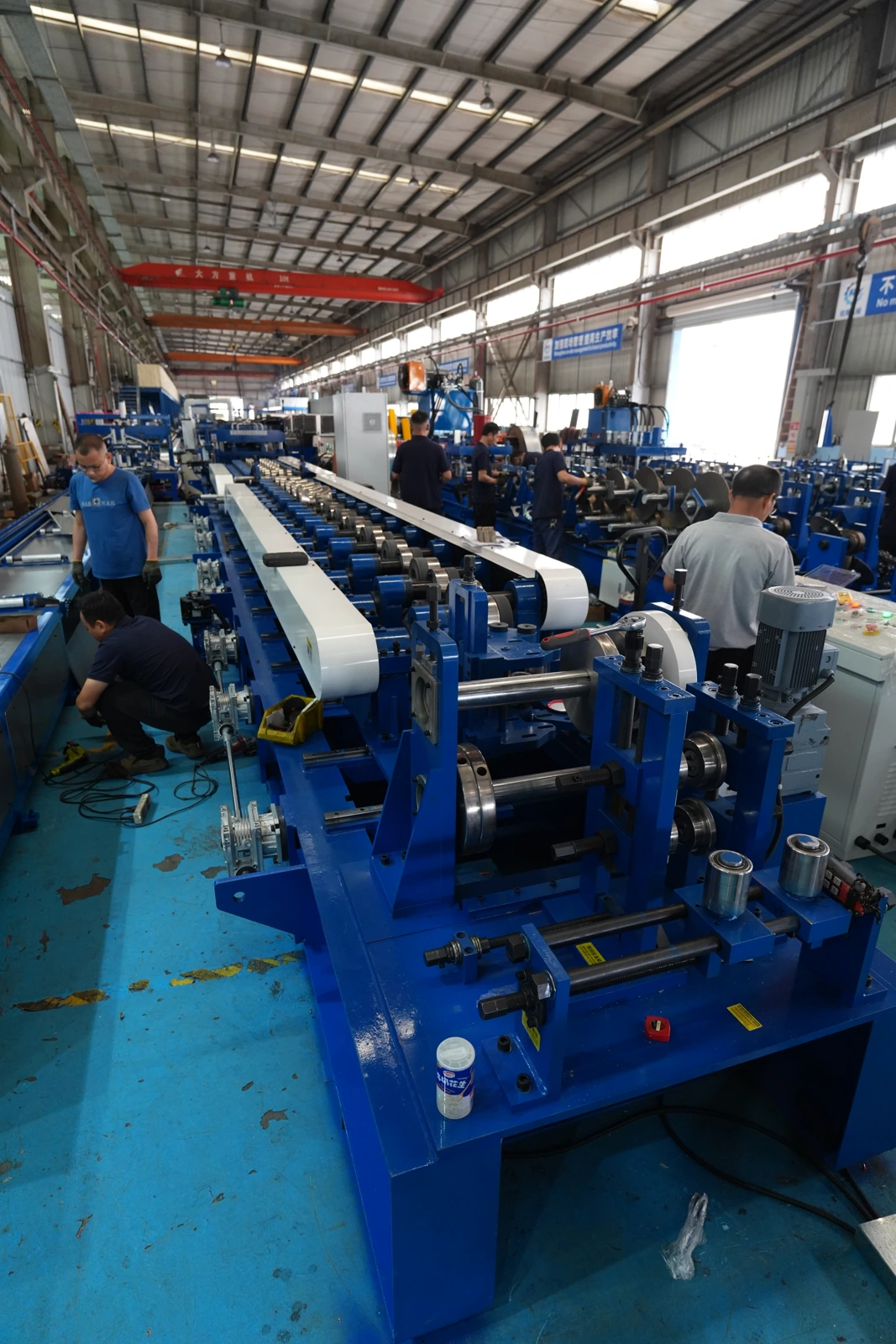 Rolos e estações de uma linha de perfilagem na oficina da nossa base de produção em Xiamen
